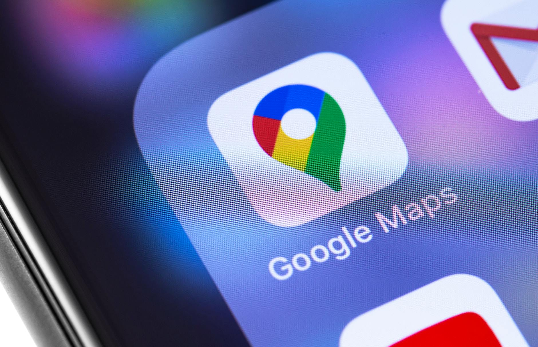 Primo piano dell’icona di Google Maps sul display di uno smartphone, app pronta all’uso.