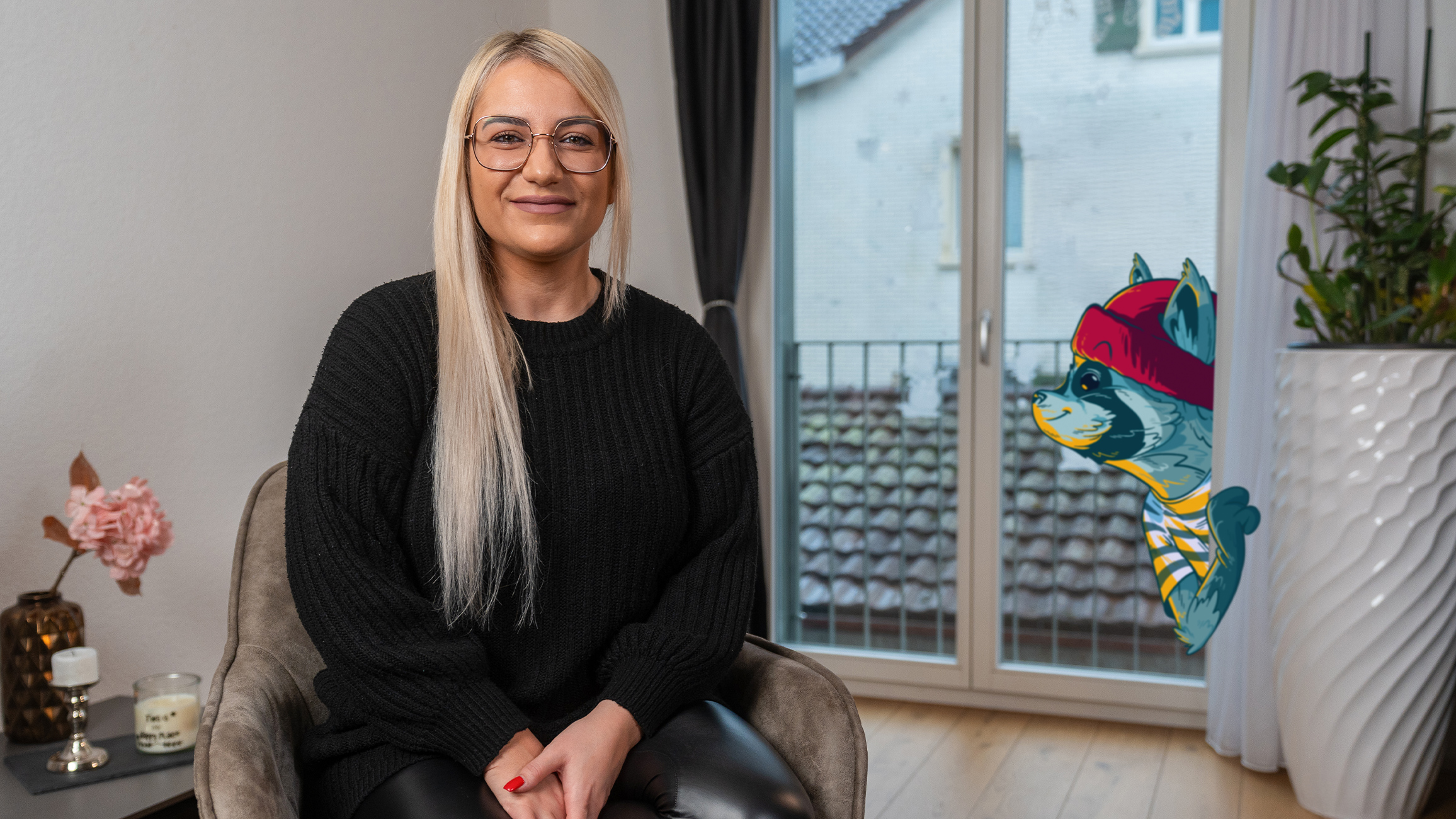 La cliente Swisscom Milena Petrovic è seduta a casa nel suo studio, l’immagine è nello stile campagna pubblicitaria di Swissom sure.