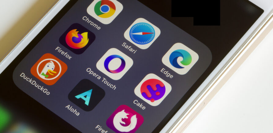 Auf dem Bildschirm eines Smartphones sind die Icons verschiedener Webbrowsers zu sehen.