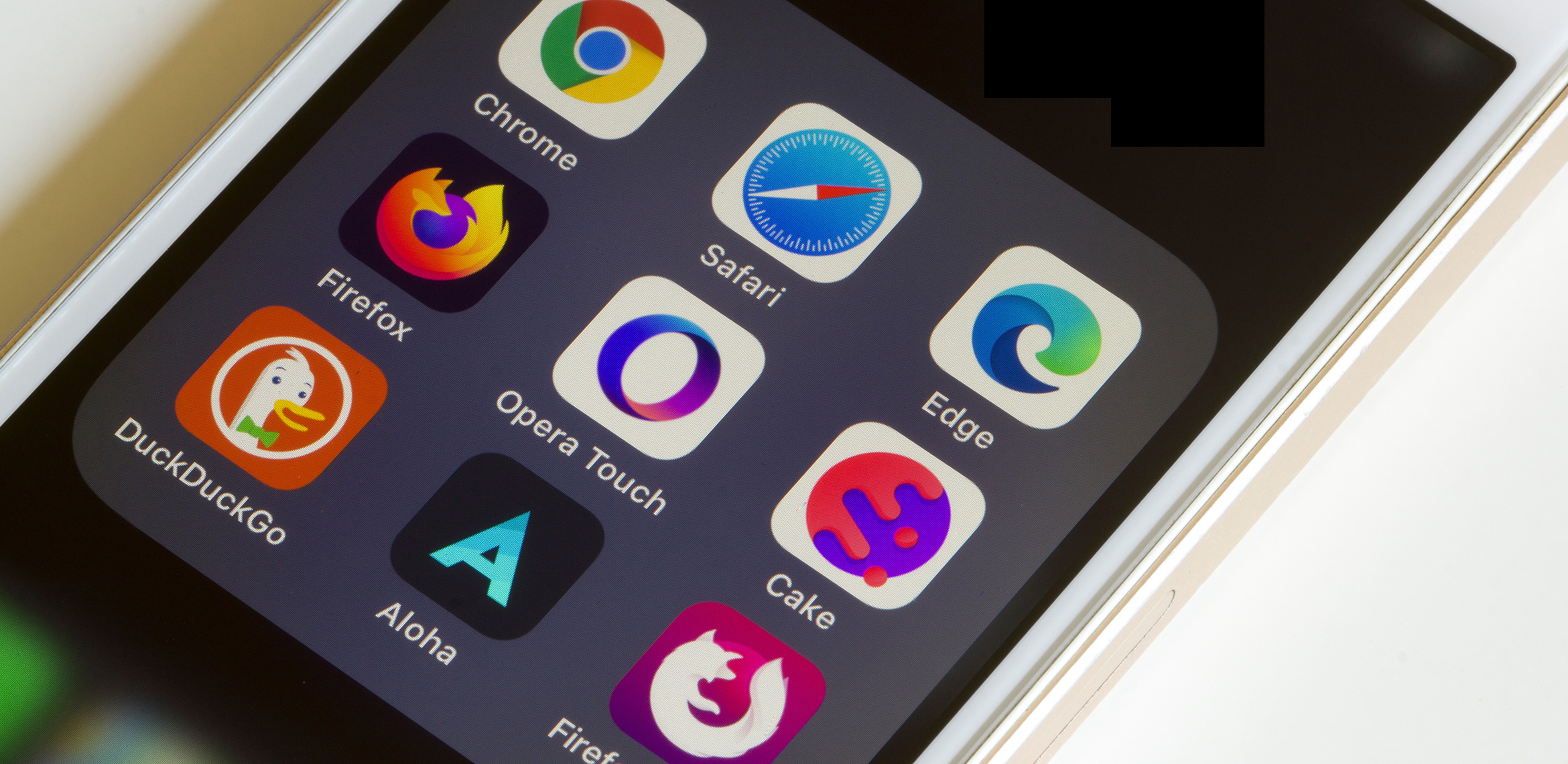 Auf dem Bildschirm eines Smartphones sind die Icons verschiedener Webbrowsers zu sehen.