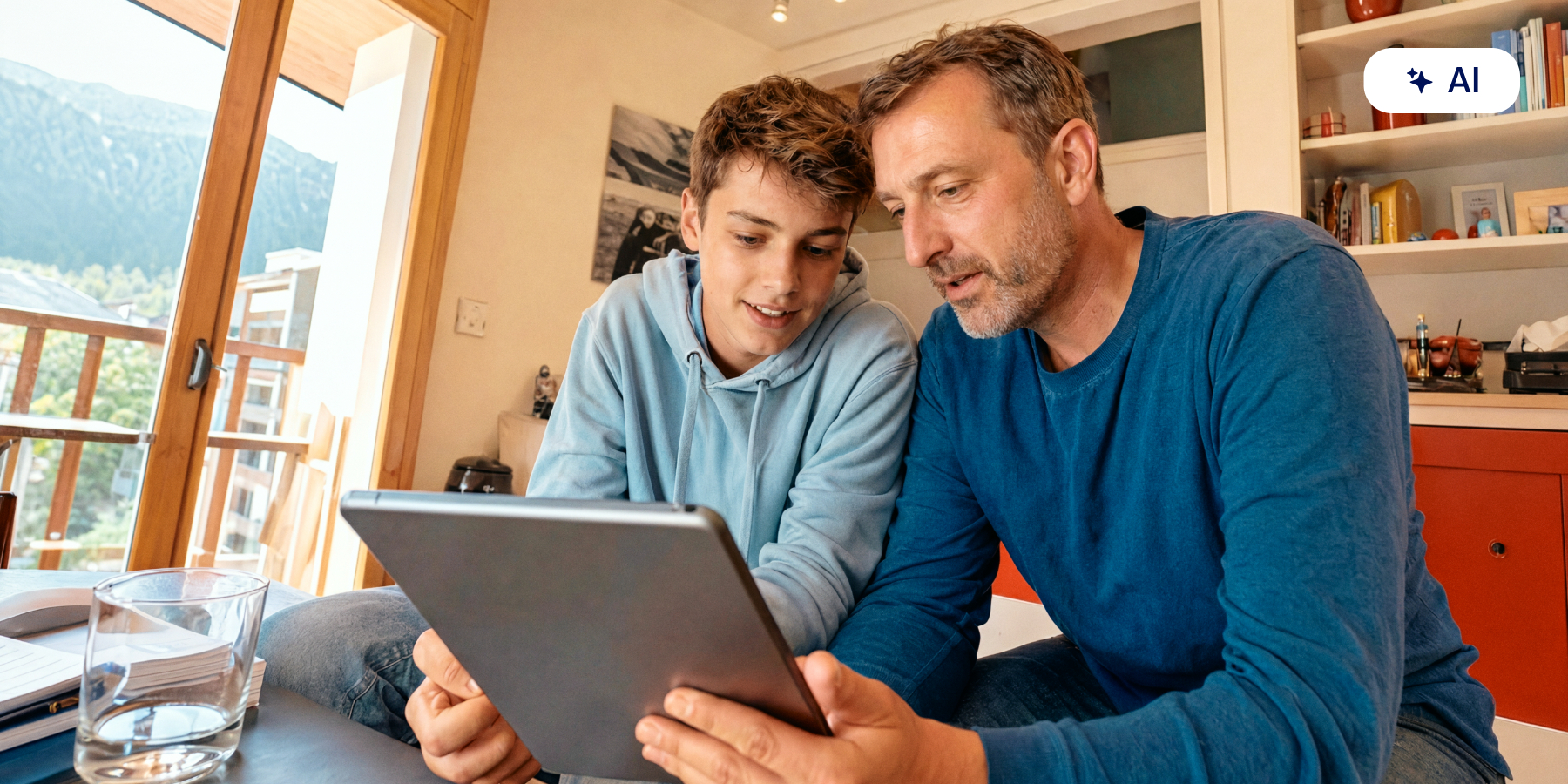 Ein Vater erklärt seinem Sohn die Nutzung eines Tablets.